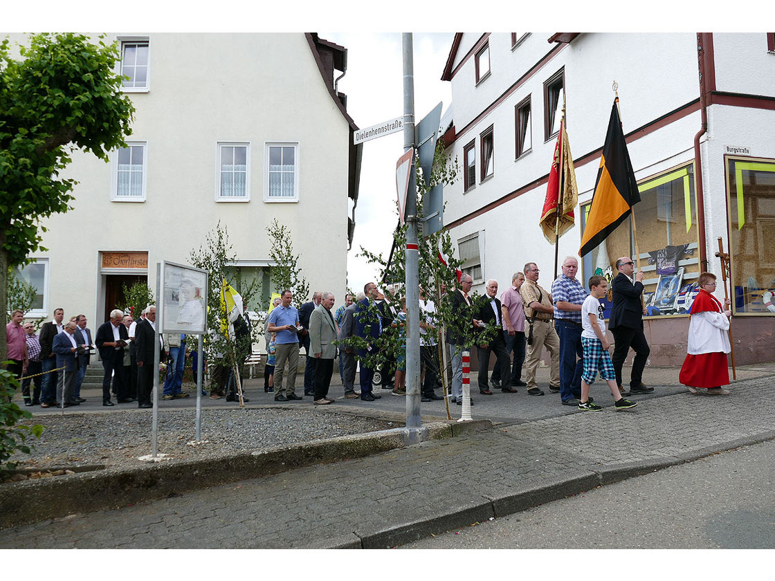 Fronleichnamsprozession durch die Straßen von Naumburg (Foto: Karl-Franz Thiede)